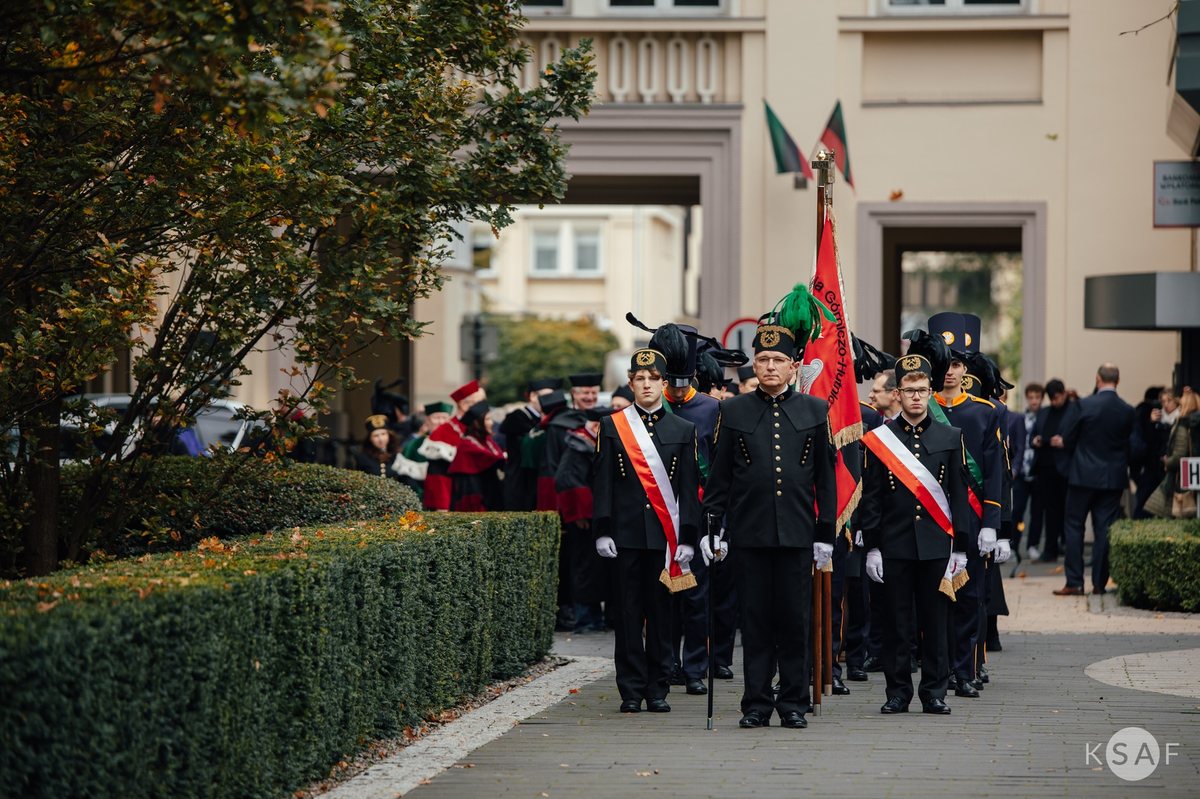 Poczet sztandarowy i górnicze mundury w pochodzie inauguracji roku akademickiego