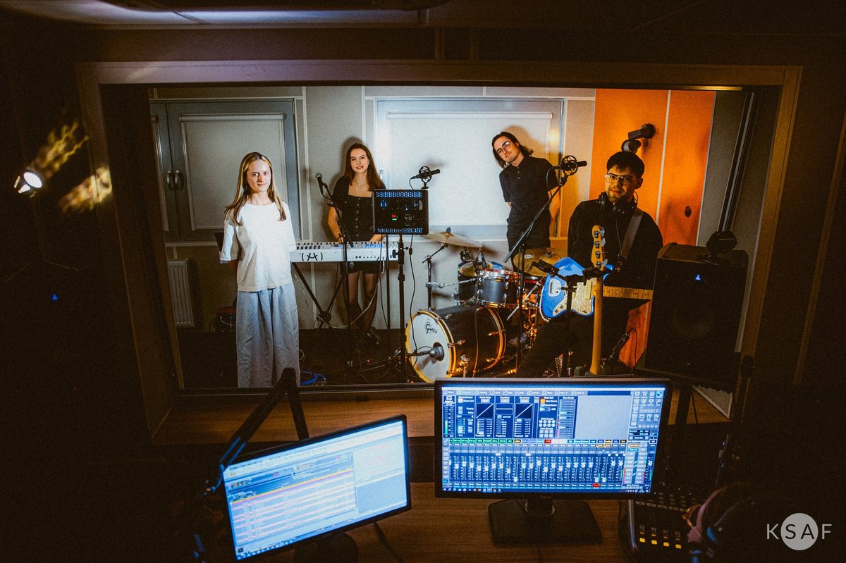Liveset Oliwii Twardosz w studiu, na pierwszym planie monitory realizatora
