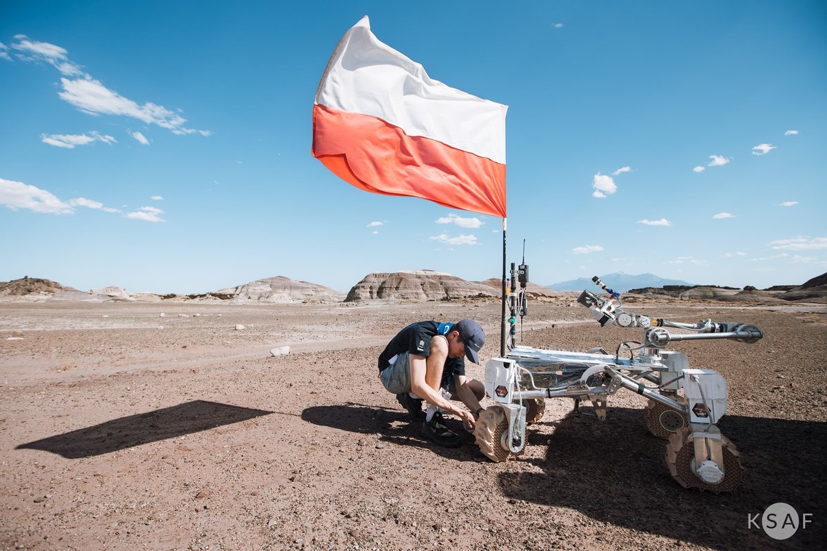 Łazik z polską flagą podczas University Rover Challenge